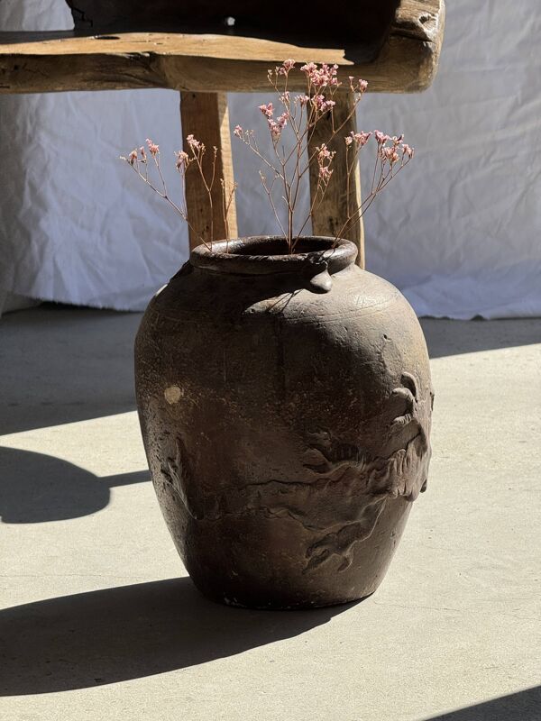 Grand pot traditionnel indonésien en terre cuite figurant un dragon