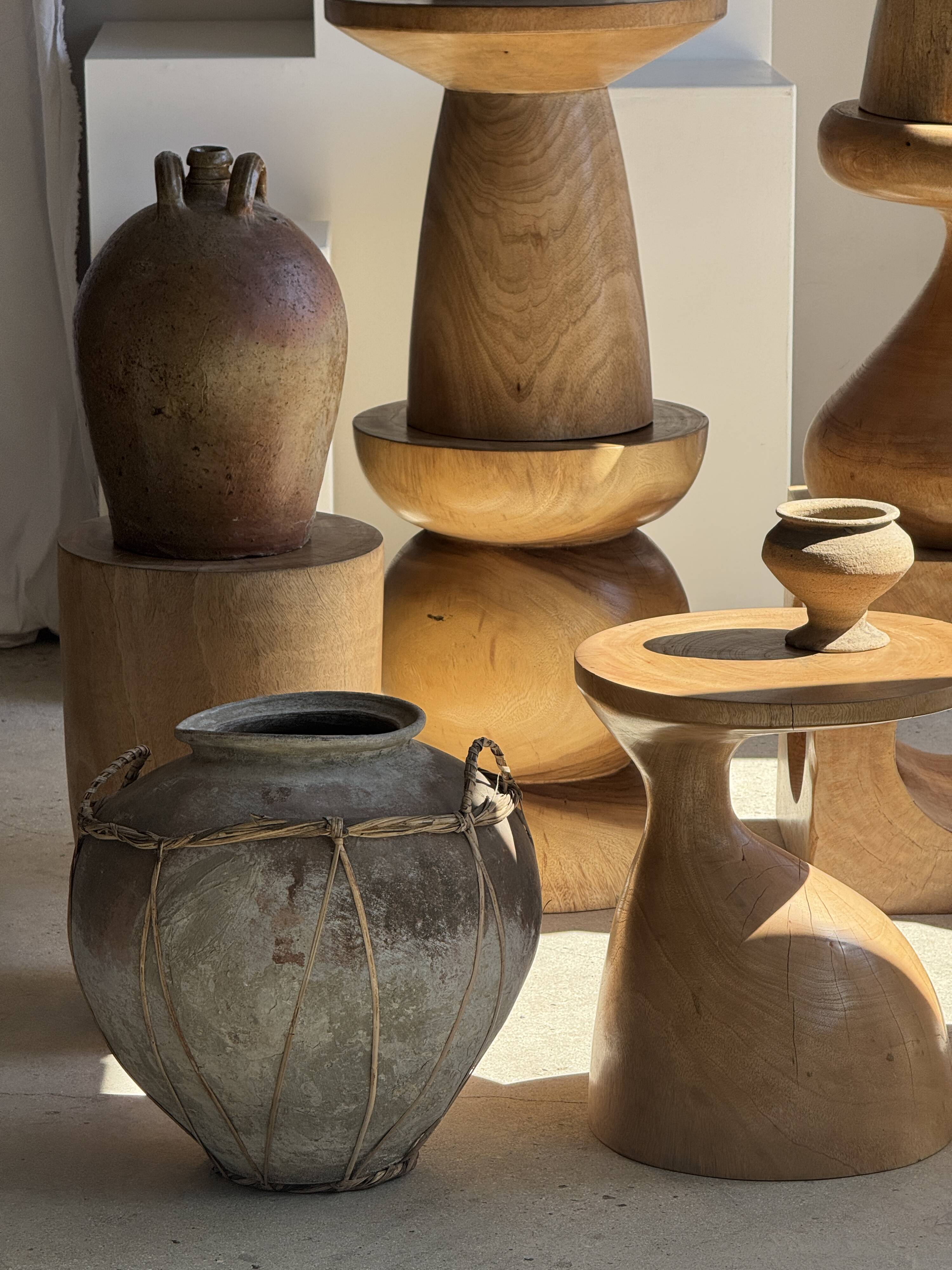 Stool, side table, end table in solid suar wood, spheres H50 D39.