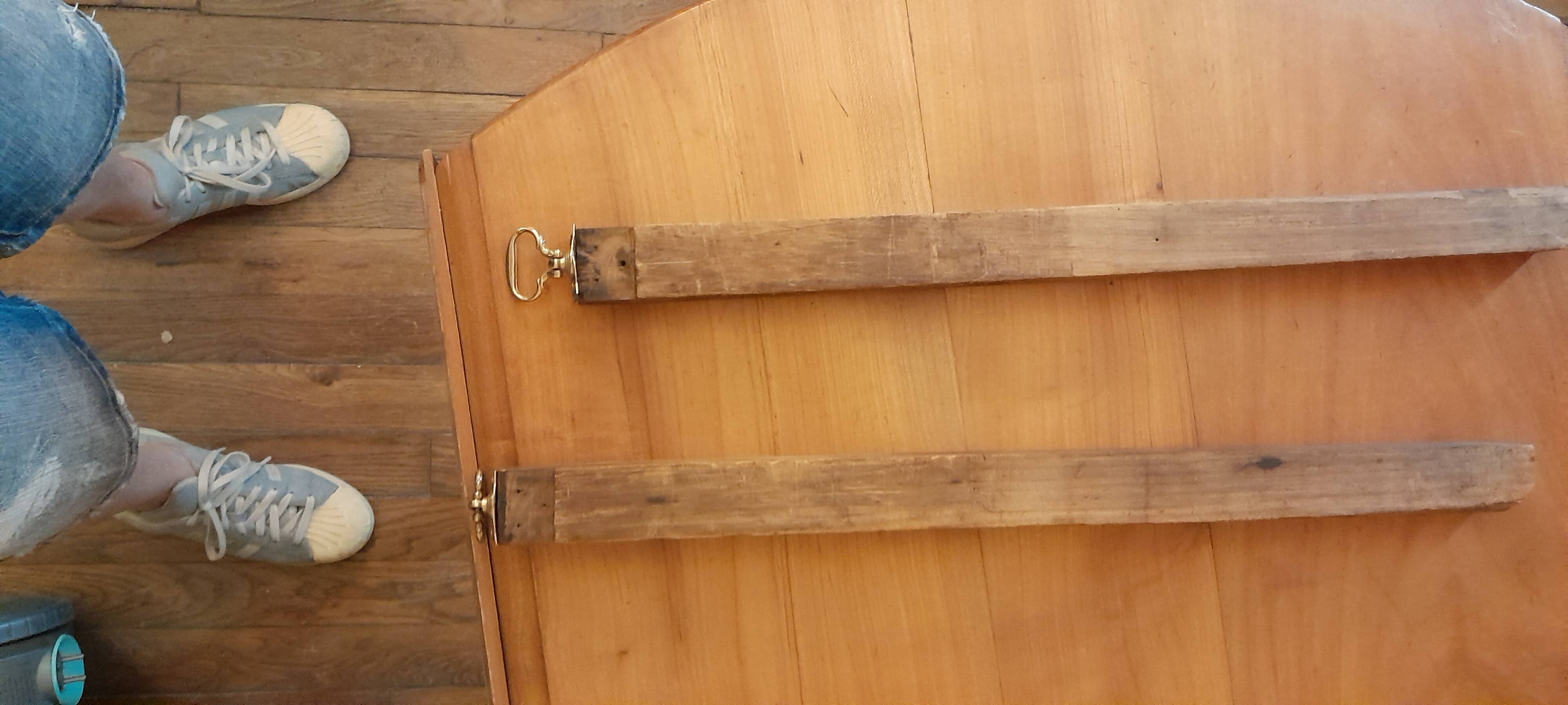 Round table with 2 flaps, 1930s/1950s.