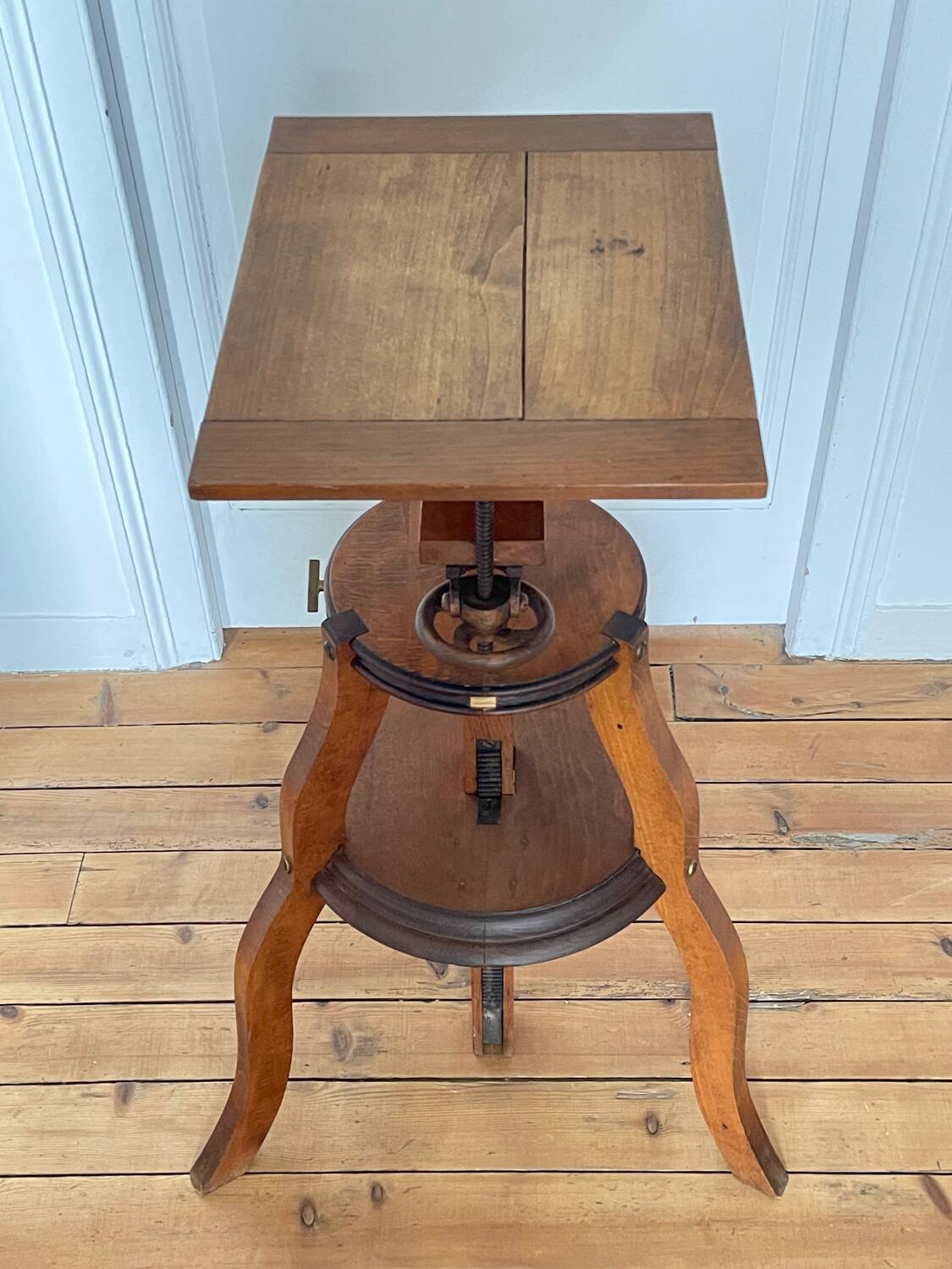19th century tripod photo room