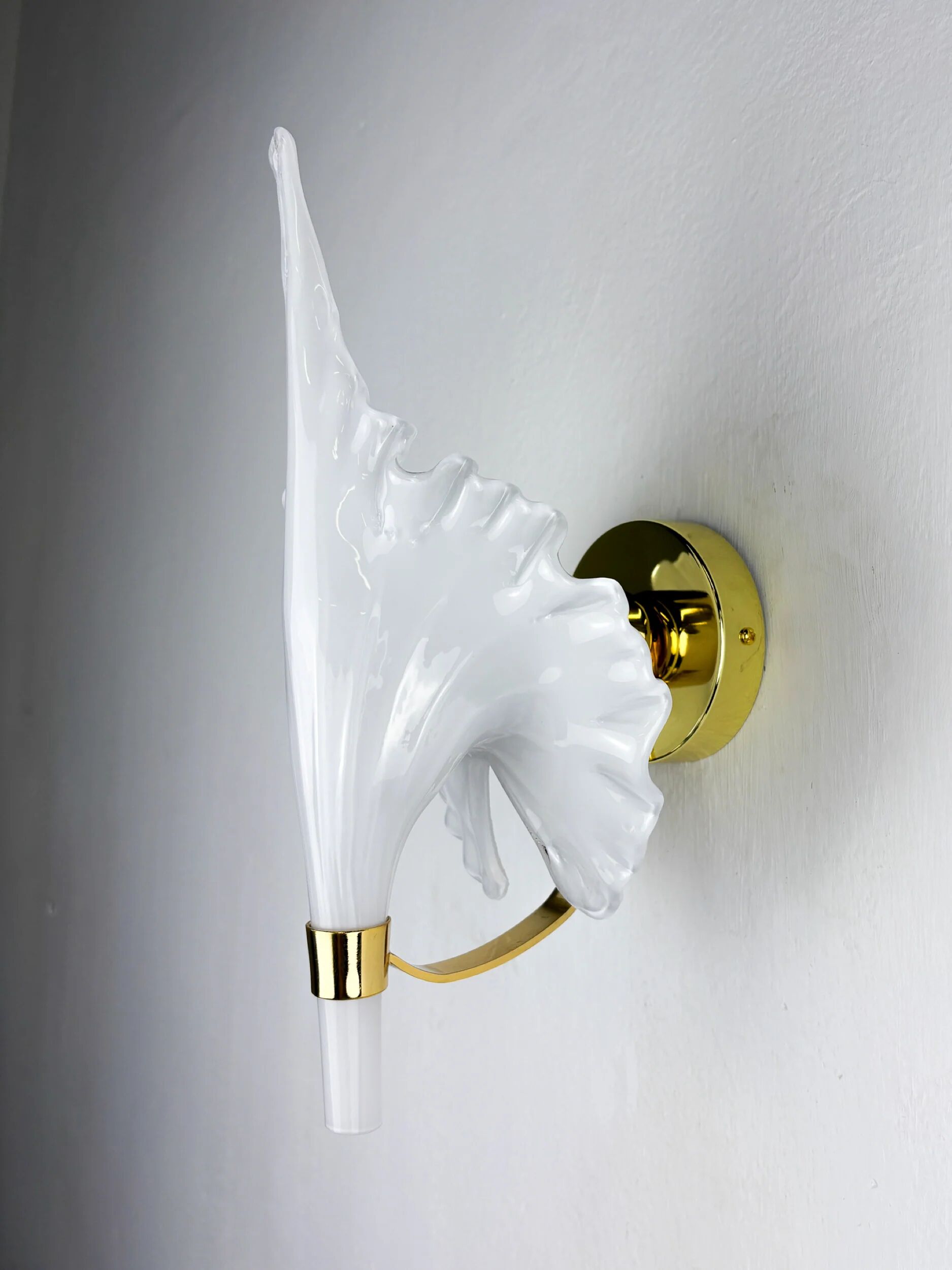 "Calla Lily" leaf-shaped wall sconce, Murano glass & gilt brass, Italy, circa 1970s