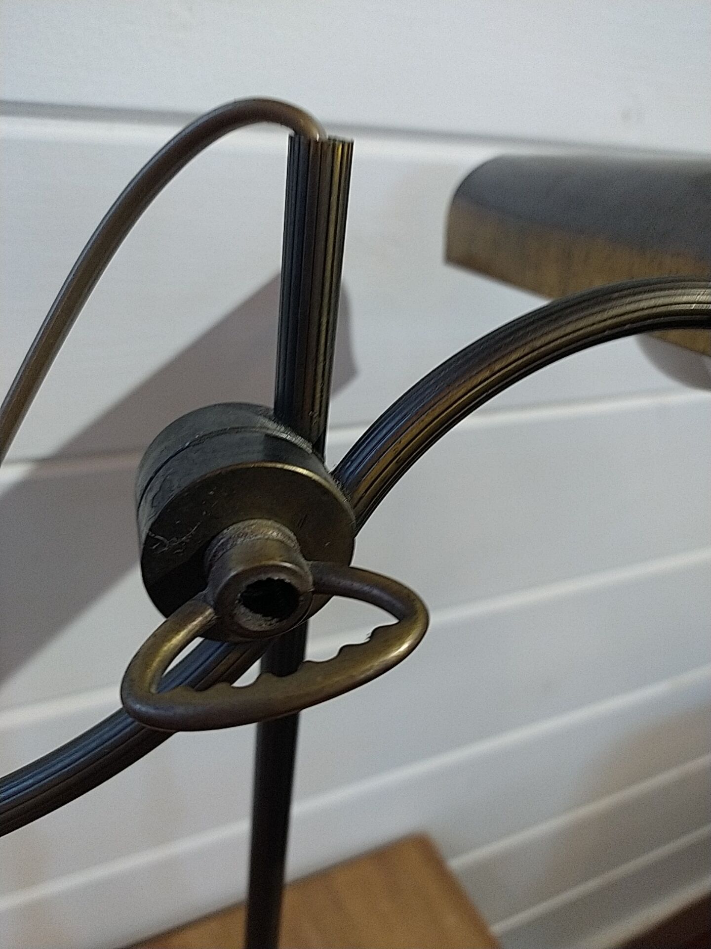 Brass balance lamp. Delmas.