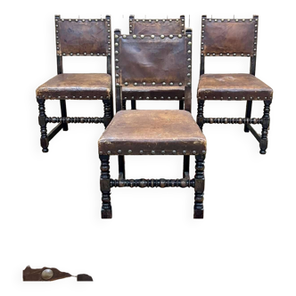 Suite de 4 chaises Louis XIII en chêne et cuir, début XXème