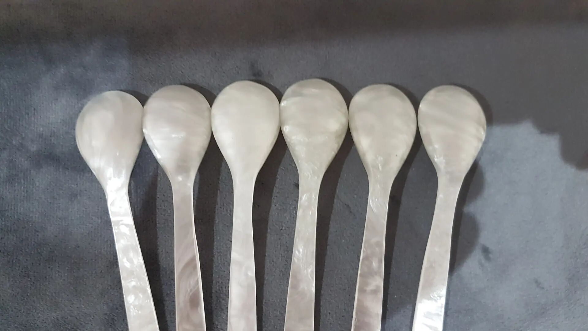 Ensemble de six cuillères à caviar, nacre blanche, Thaïlande, années 1980.