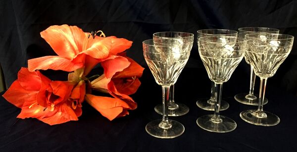 Suite de 6 verres a pied pour vin cuit ou digestif en cristal taille