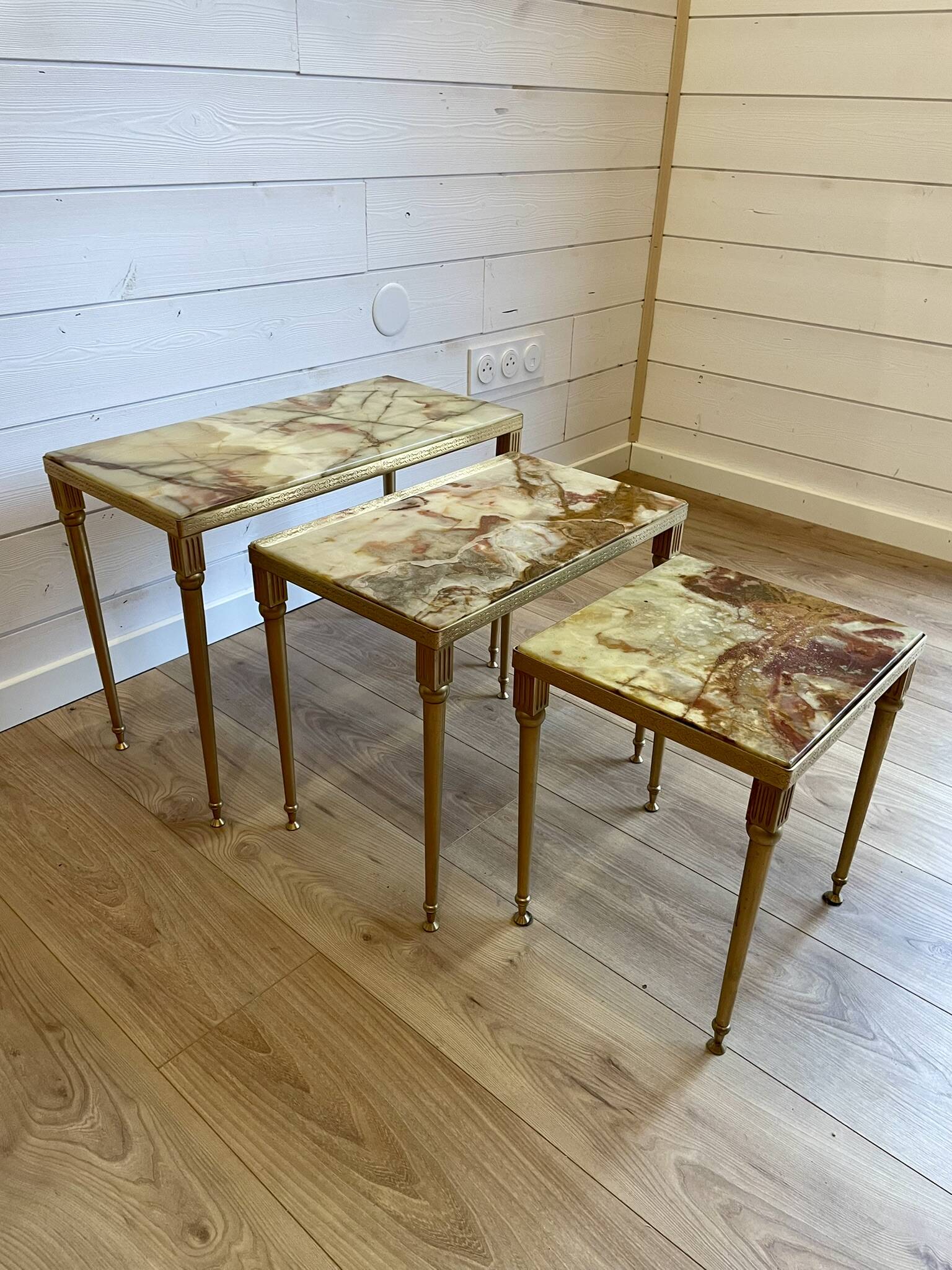 Set of 3 vintage nesting tables in onyx and gold metal from the 1970s.