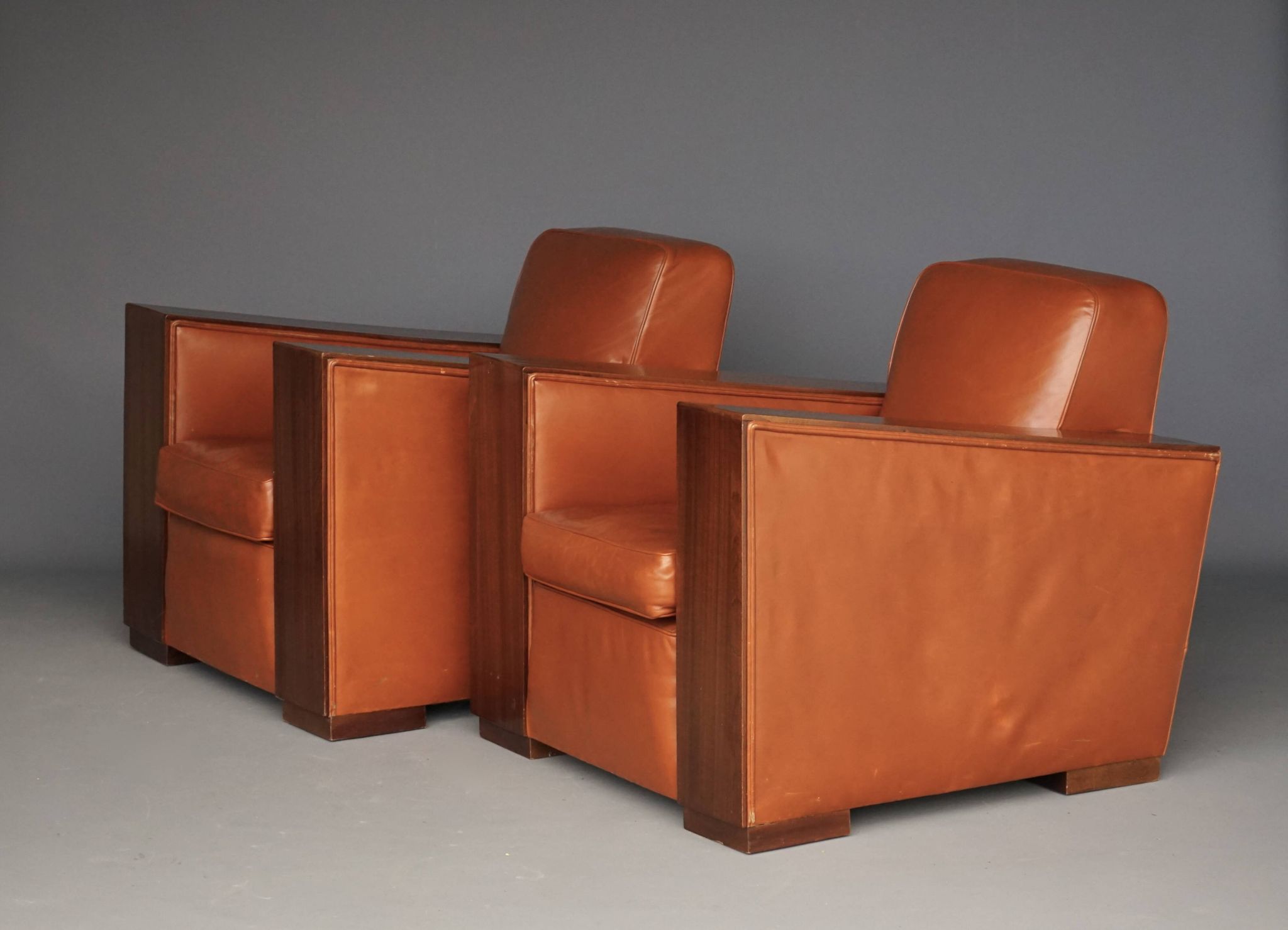Paire de fauteuils en cuir Art Déco. Années 1940.