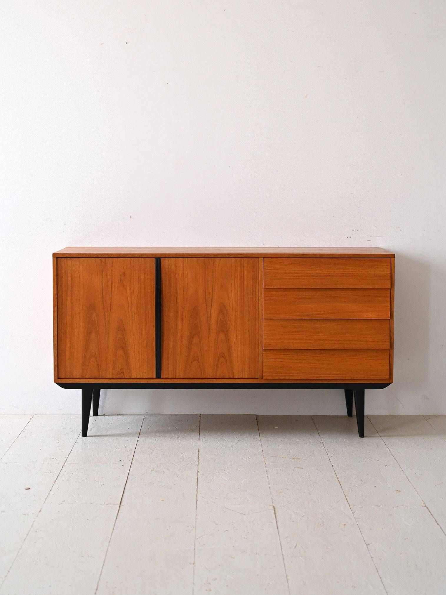 Buffet scandinave avec détails noirs