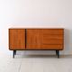 Buffet scandinave avec détails noirs