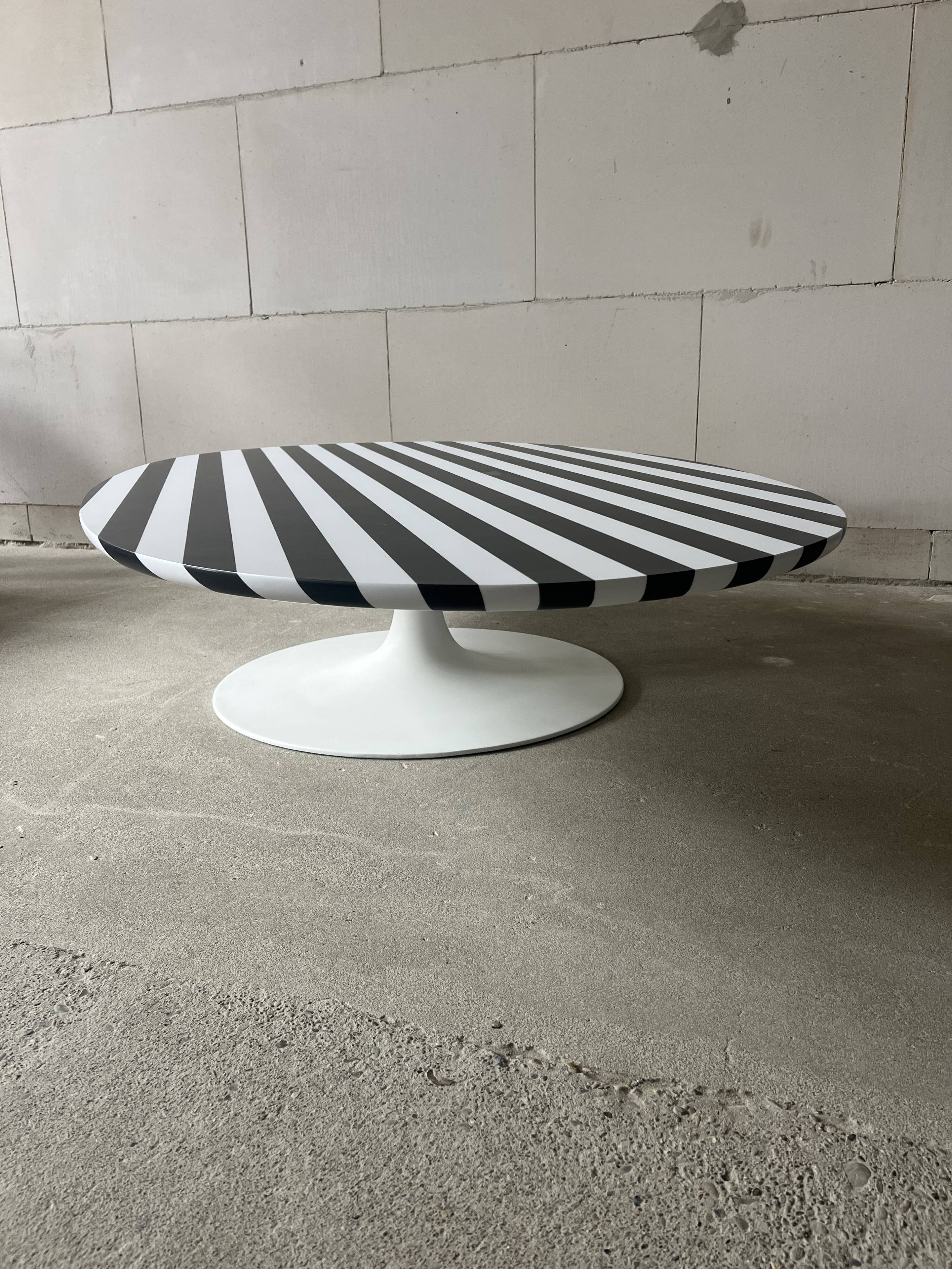 Table basse "Surfboard" de Maurice Burke pour Arkana, années 1960.