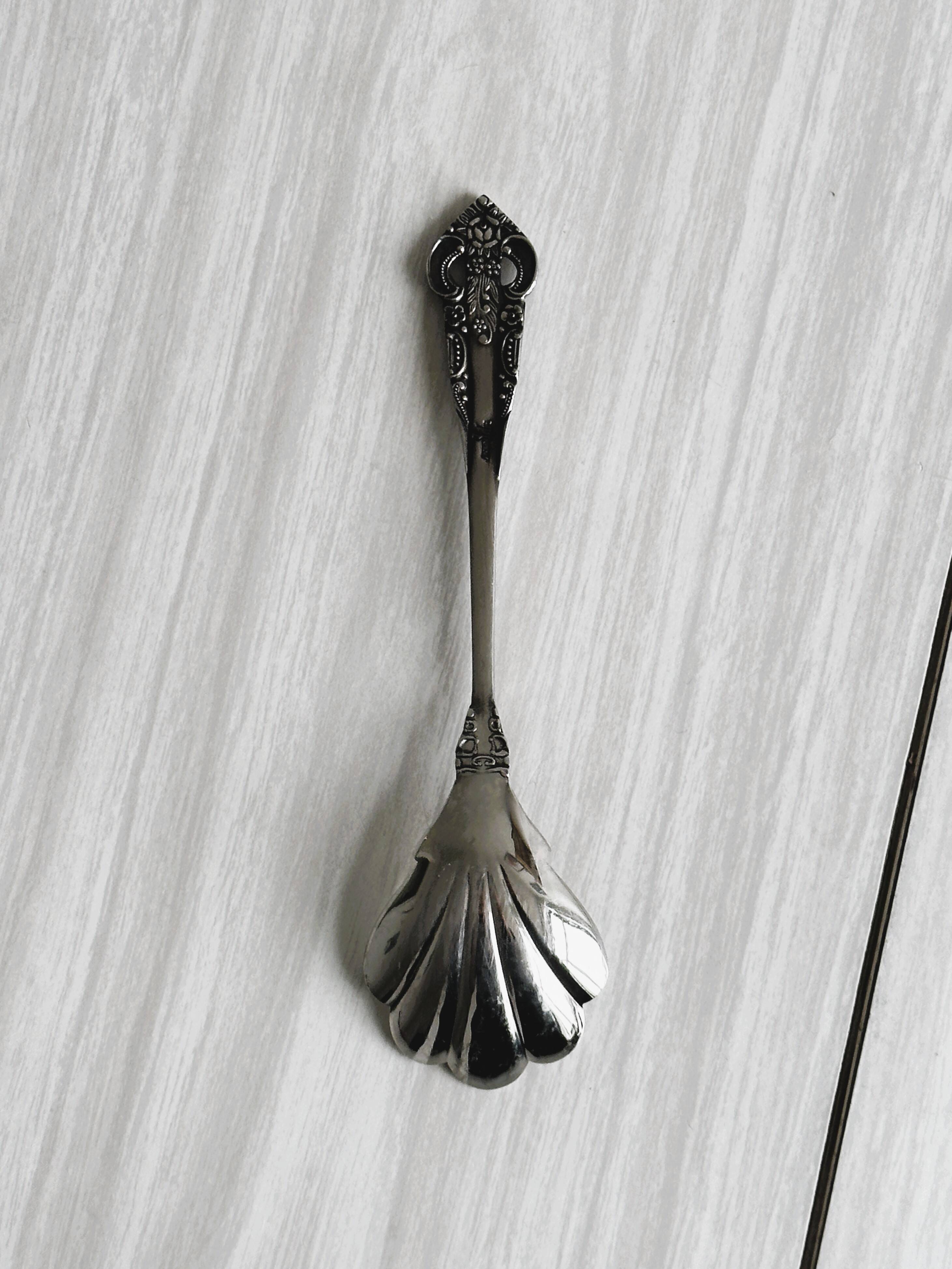 Cuillère en métal argenté décorative