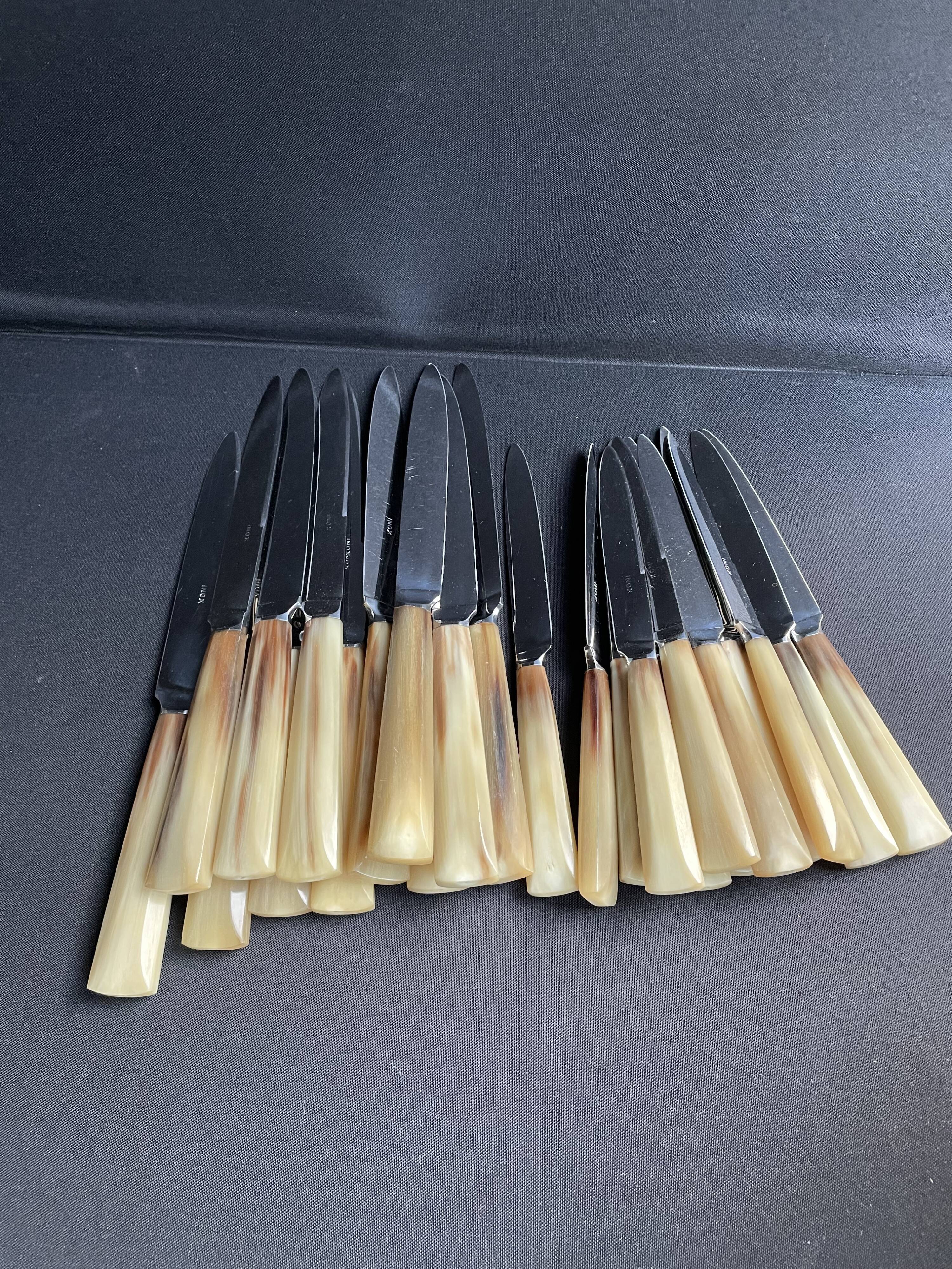 Coffret de 24 couteaux art déco lame inox et manche corne