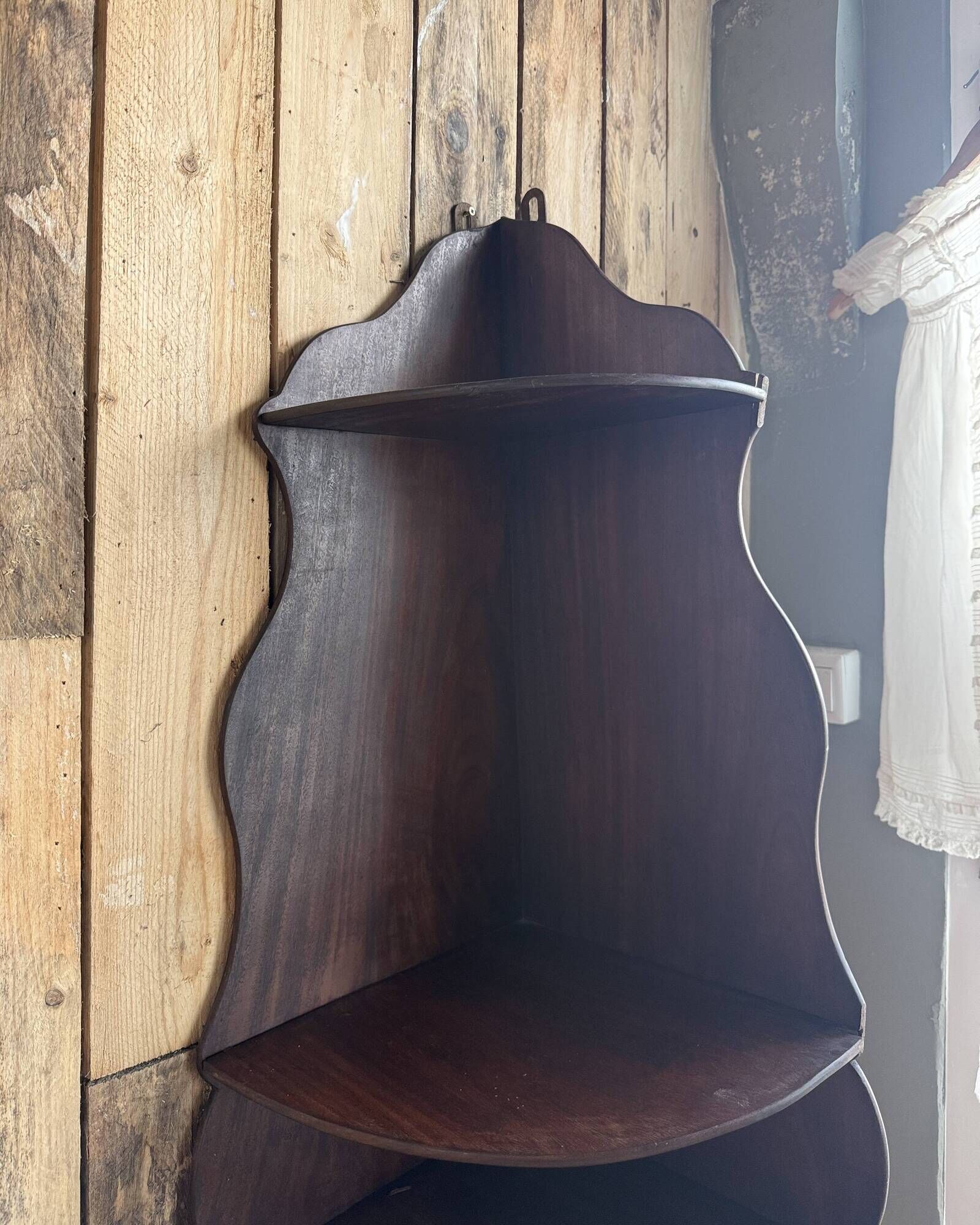 Grande étagère d’angle ancien e