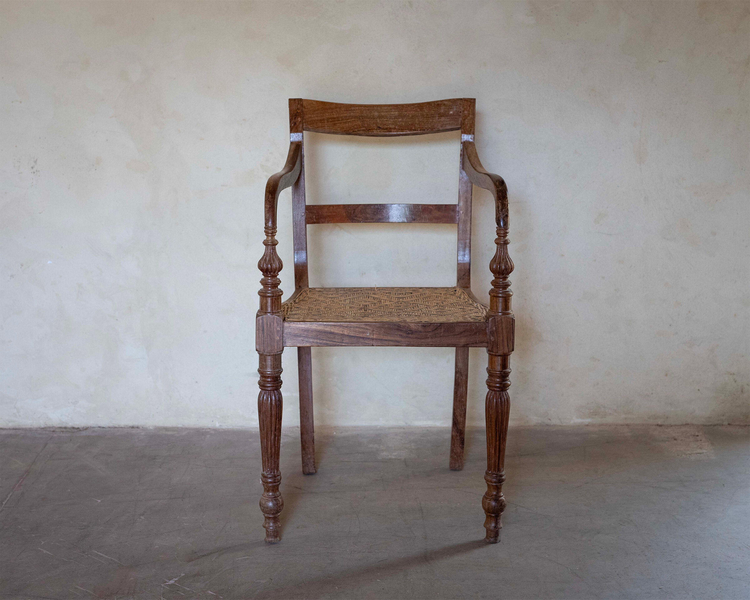Fauteuil indonésien en acajou et cannage