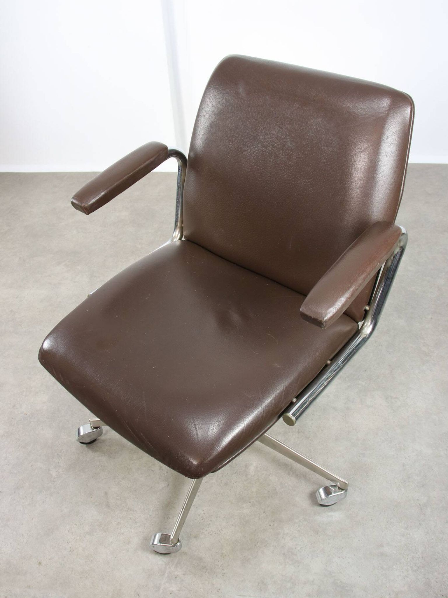Chaise pivotante en cuir marron italien du milieu du siècle