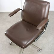 Chaise pivotante en cuir marron italien du milieu du siècle