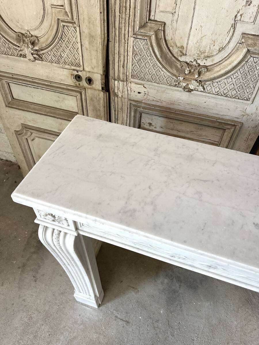 Louis XVI fireplace in white marble, 19th century.
