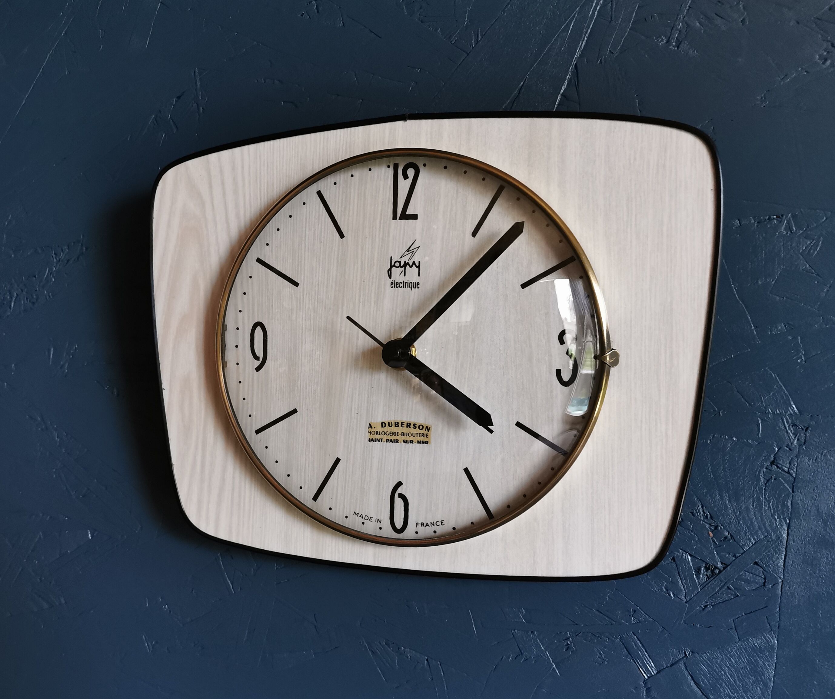 Vintage formica clock silent trapeze wall clock "Maple Electric Japy"