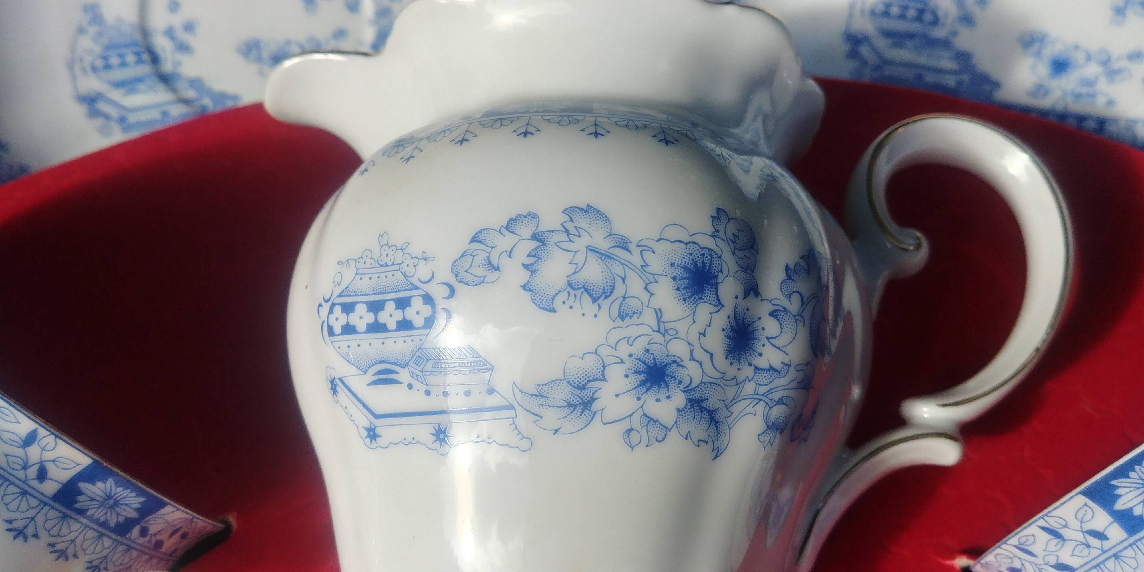 Porcelain tea set from the Seltmann weiden-E-Bavaria factory, new Theresia model