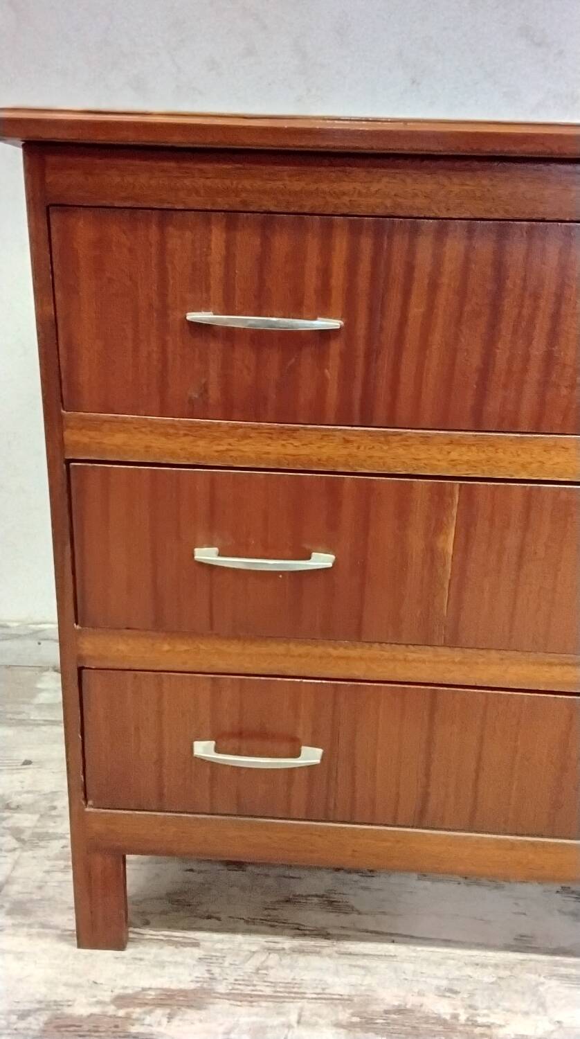 Wooden chest of drawers