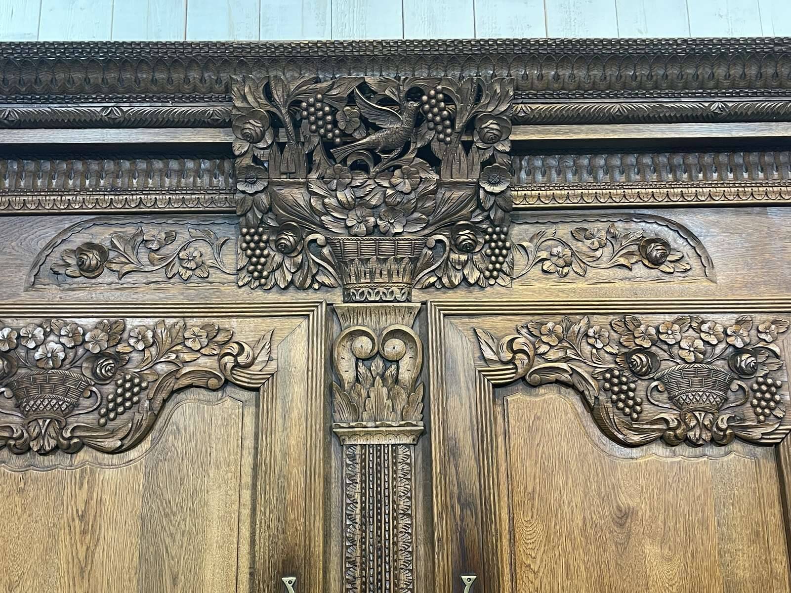 Armoire de mariage Normande sculptée en chêne clair du 19ème siècle