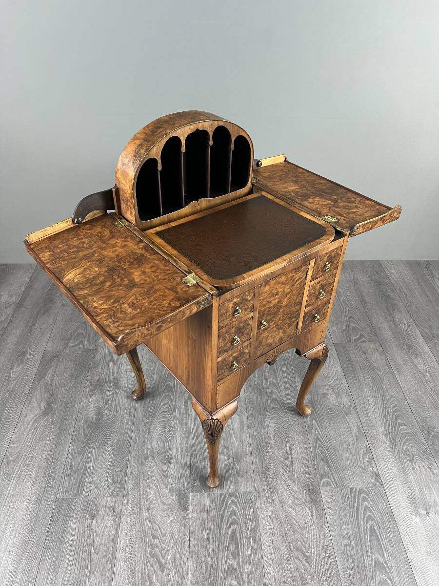 Bureau de style Queen Anne en placage de loupe de noyer, XXe siècle