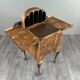 Bureau de style Queen Anne en placage de loupe de noyer, XXe siècle