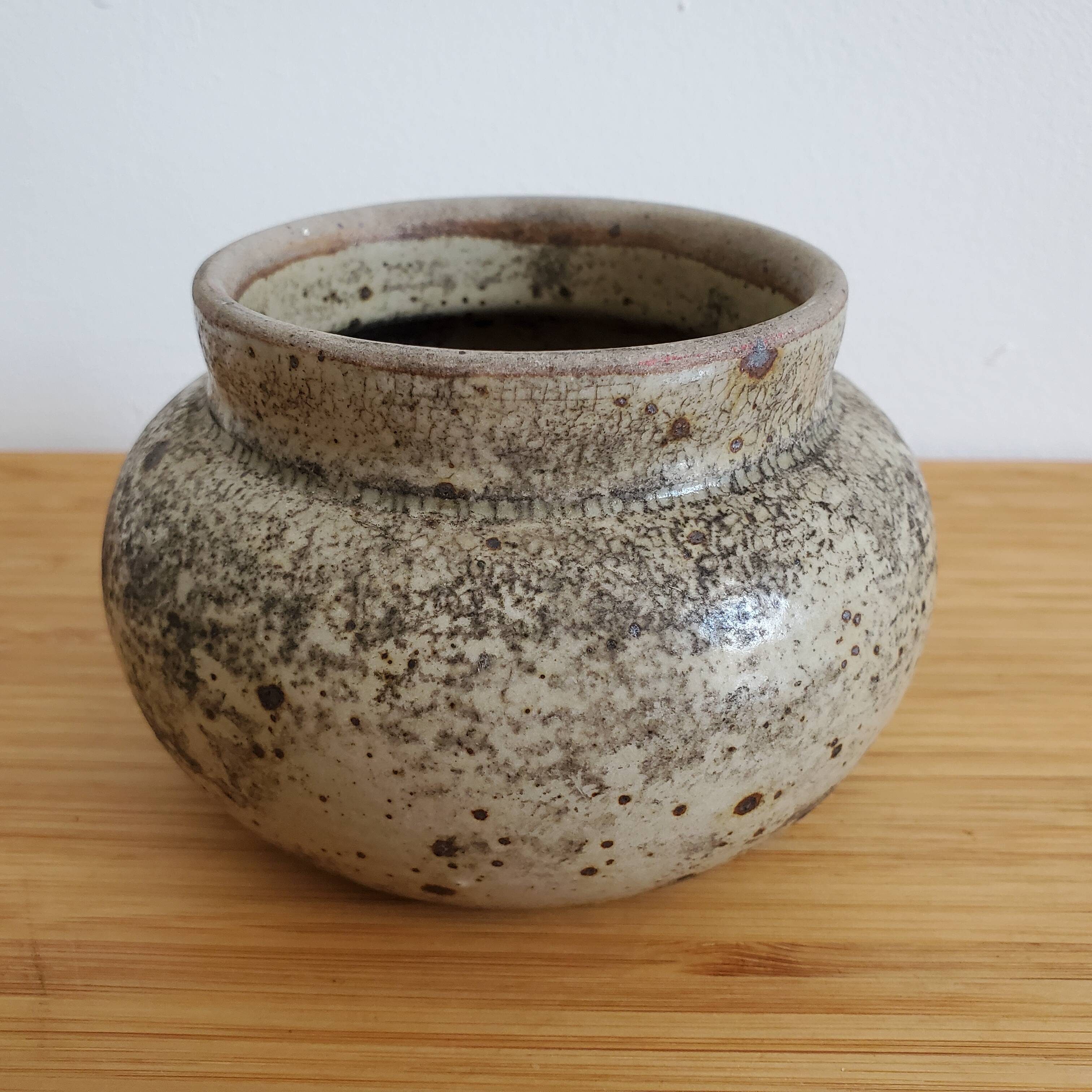 Empty pocket pot in sandstone