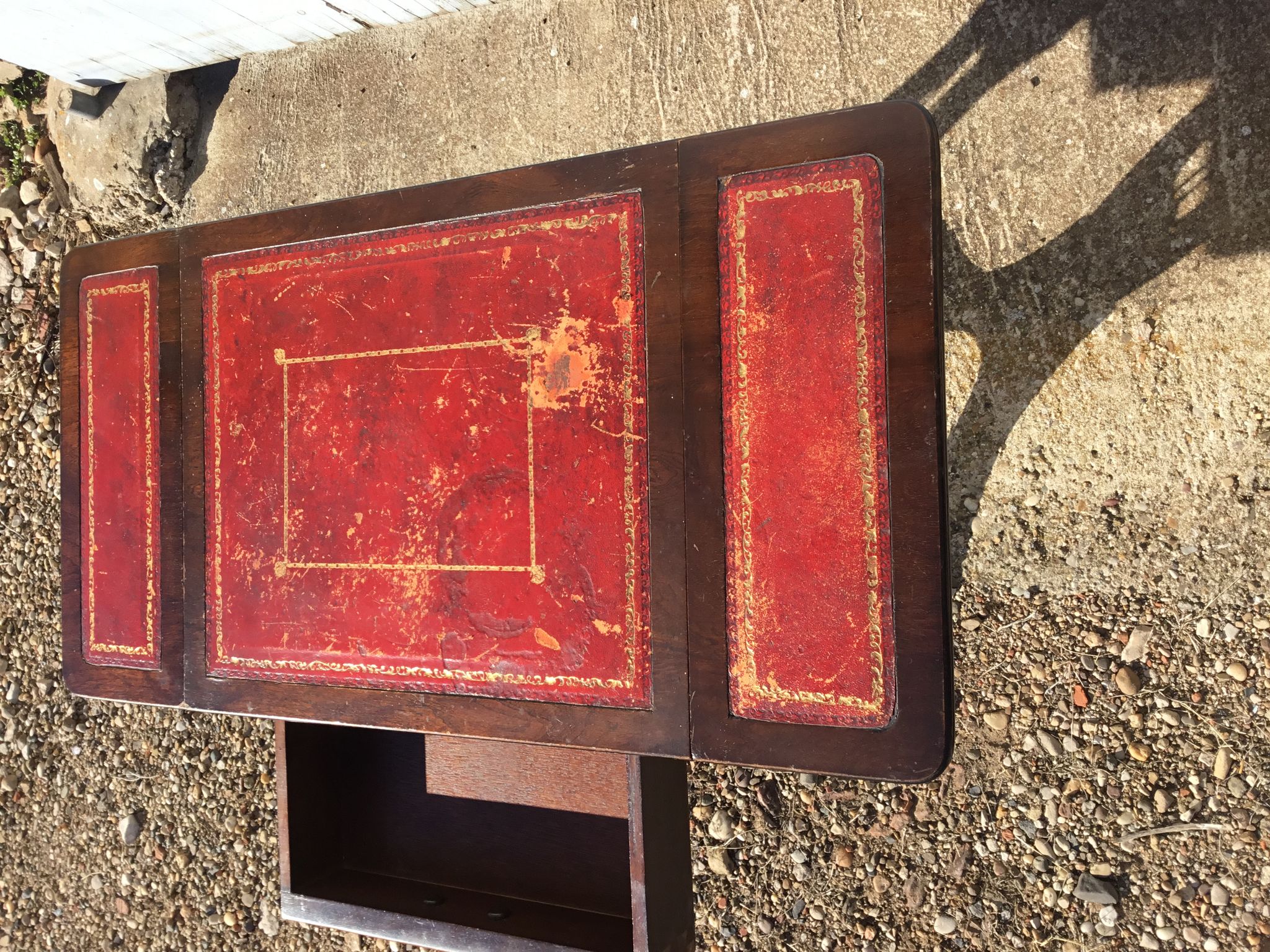 Table basse dessus cuir