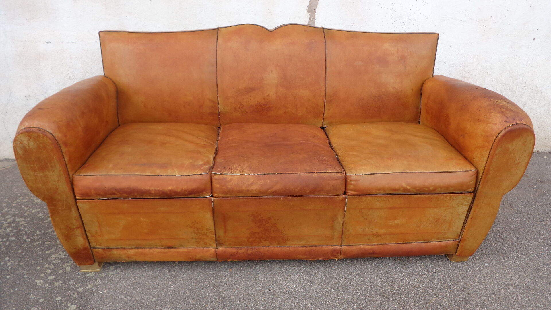 Sofa club leather mustache