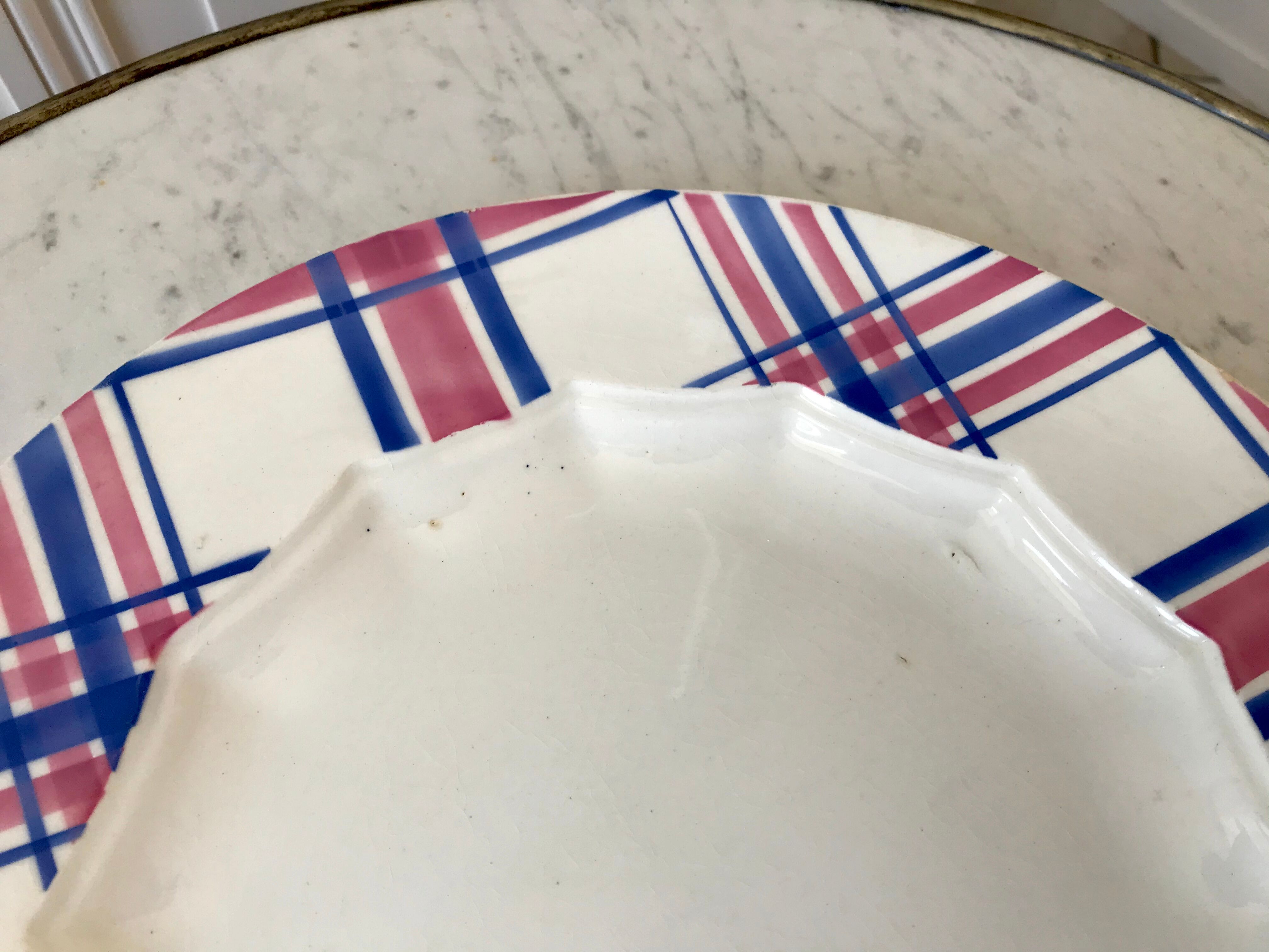 Round dish HBCM Creil & Montereau model Scots blue pink years 40-50