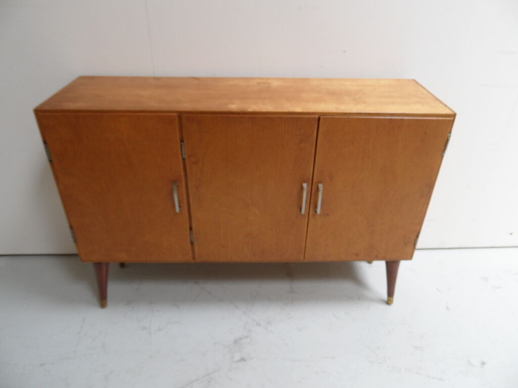 Buffet vintage avec 3 portes.