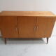Buffet vintage avec 3 portes.