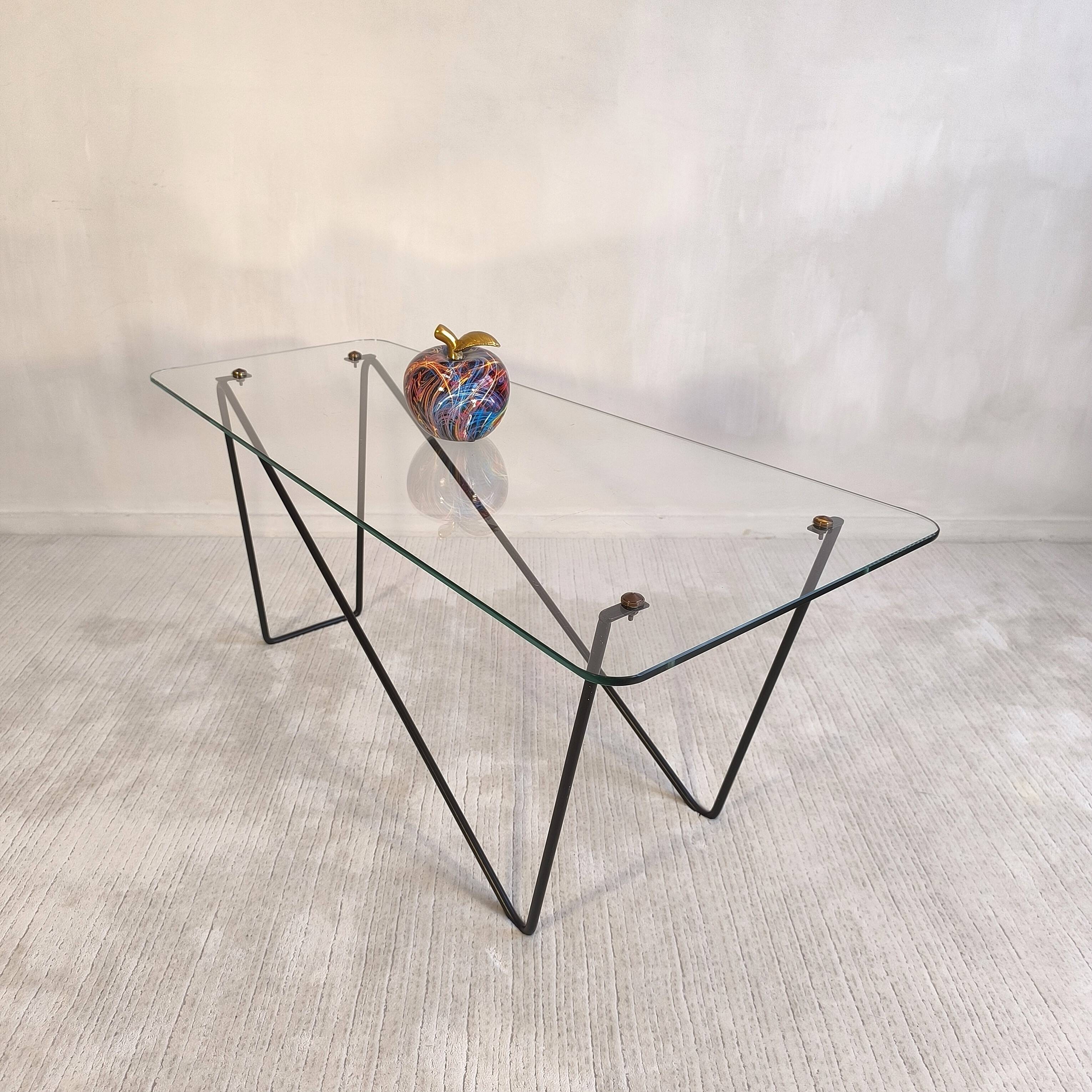 Superb asymmetrical coffee table AIRBORNE 1950s glass and lacquered metal.