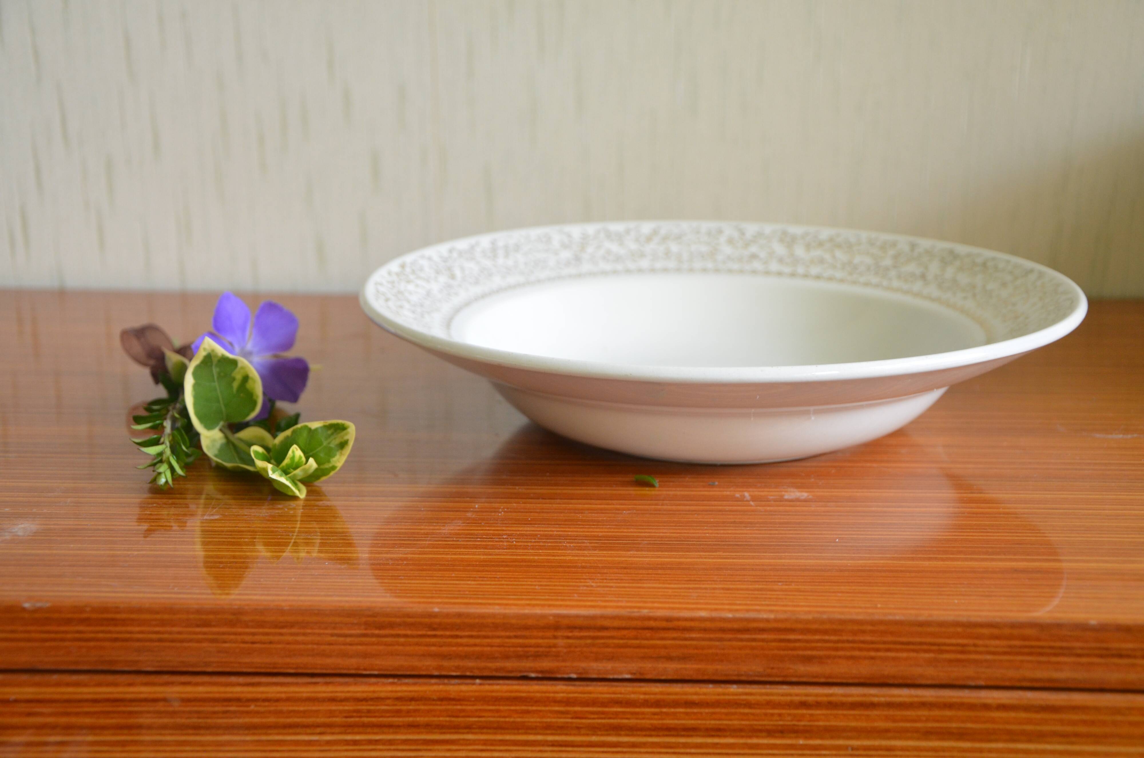 Hollow dish aboard golden flowers