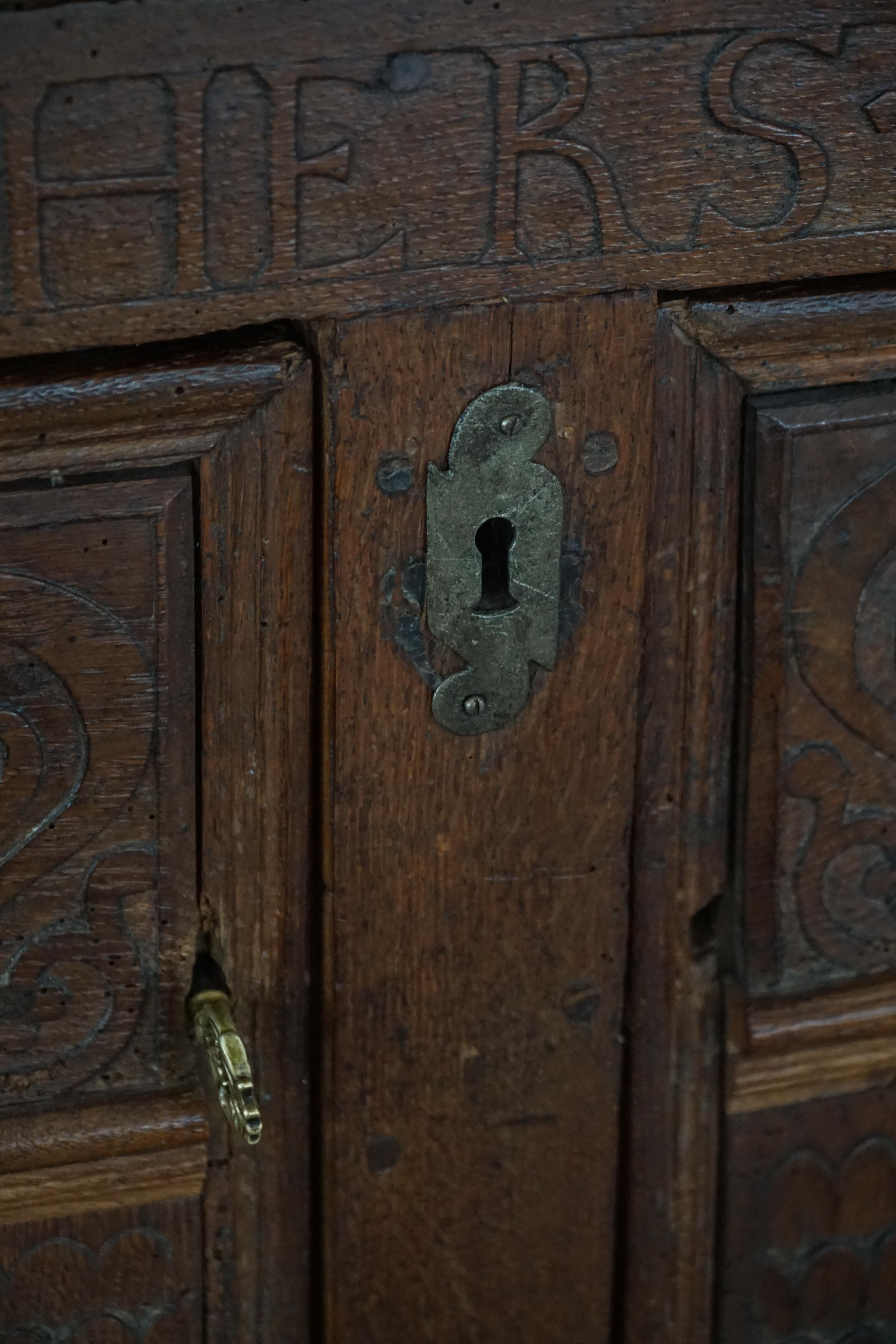 Danish baroque oak buffet from the early 18th century, carved details, 1700-1750.