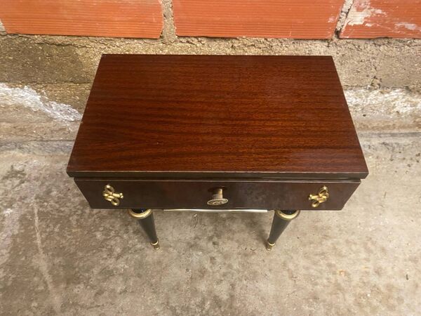 Table de chevet Ancienne.  Meuble Numéro 252.  Table en bois.  Bois La
