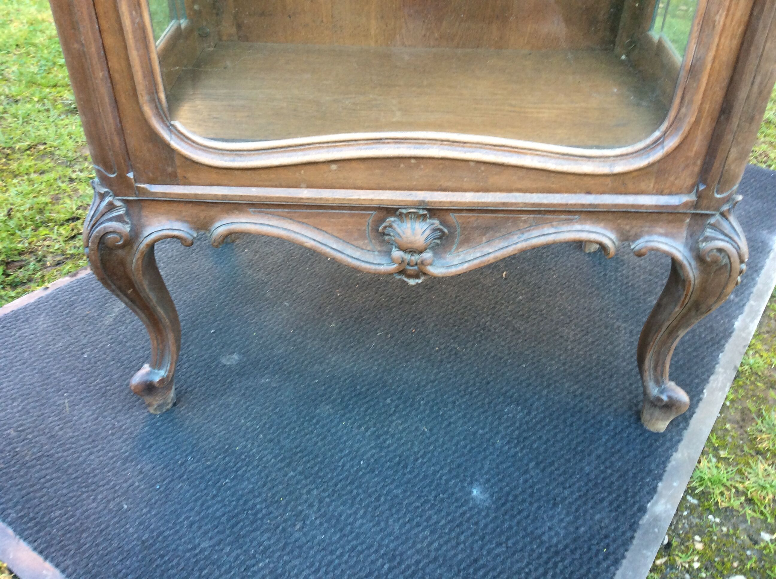 Louis XV Rocaille style showcase in solid walnut, beveled door glass.