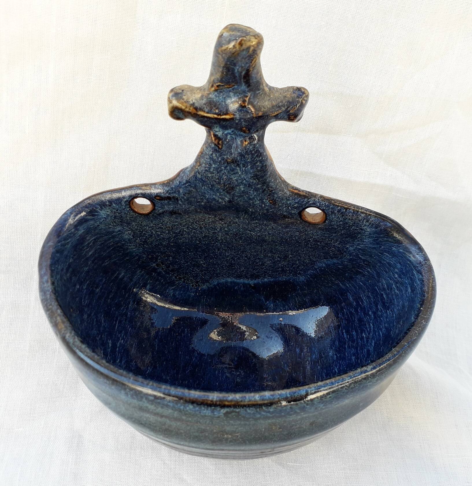 Main à sel en grès bleu