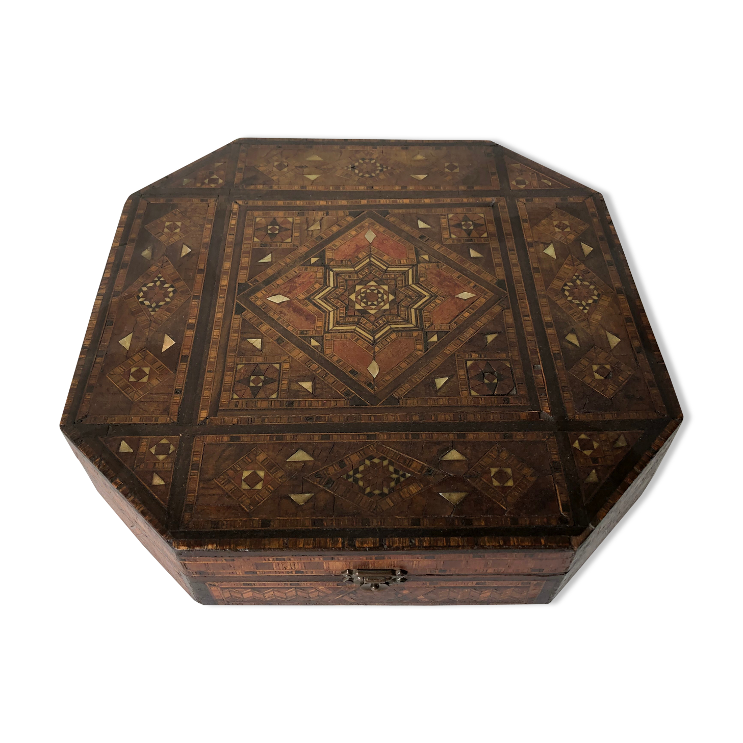 Box or box has jewelry in oriental marquetry. Colonial period around 1950 .