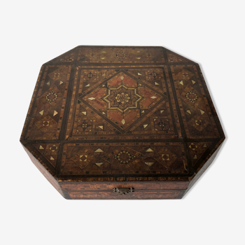 Box or box has jewelry in oriental marquetry. Colonial period around 1950 .