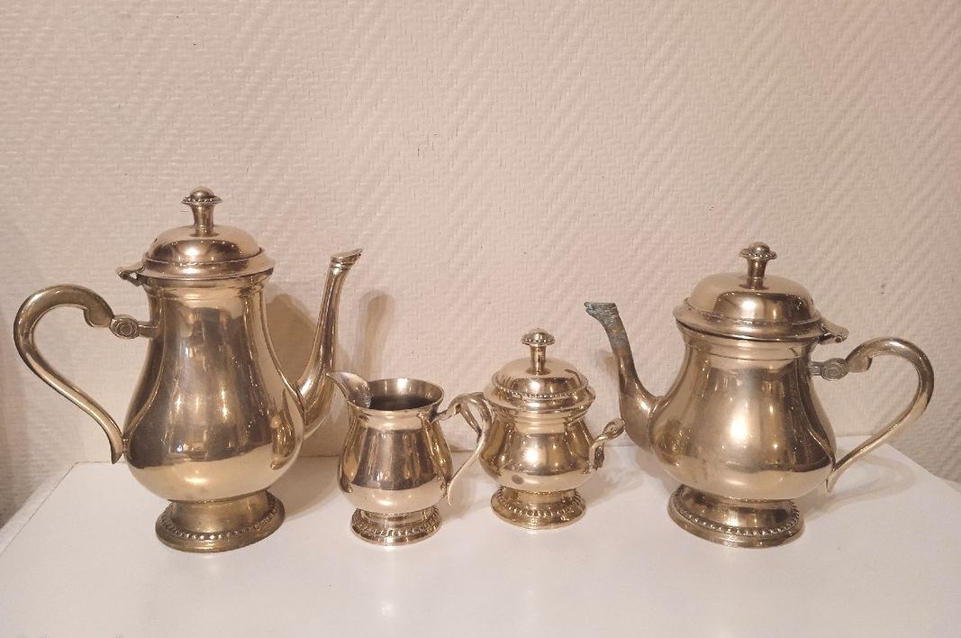 Tea and coffee service 4 pieces brass