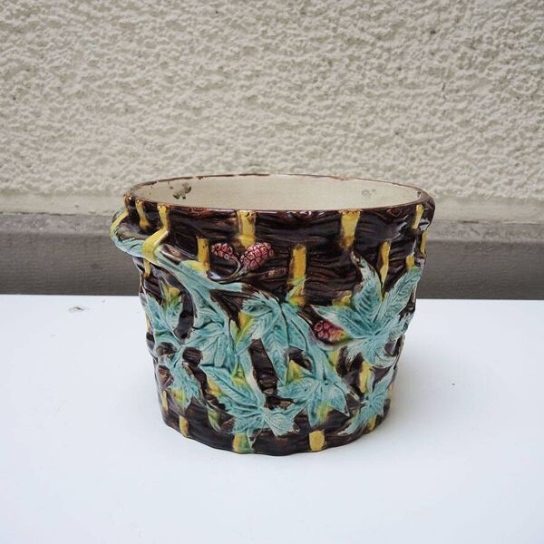 Ancien cache-pot en barbotine décor lierre