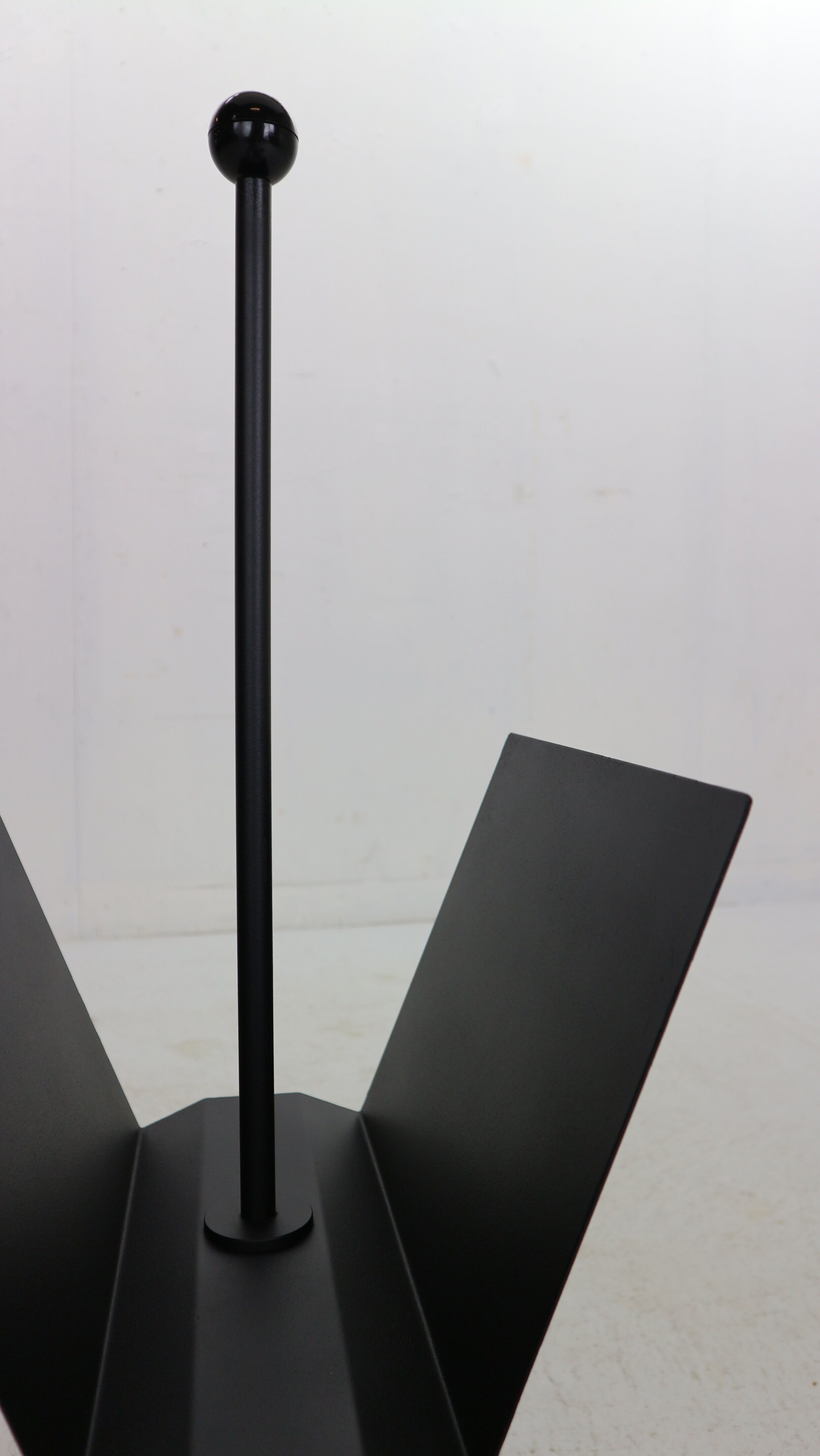 Porada Arredi Black Metal Minimalistic Magazinine Rack, 1980's, Italy