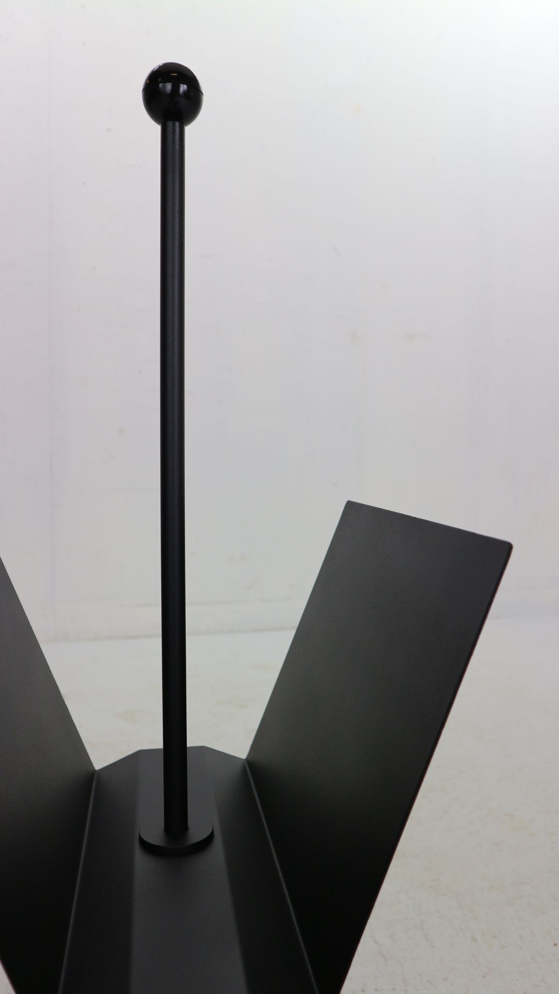 Porada Arredi Black Metal Minimalistic Magazinine Rack, 1980's, Italy