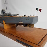 Maquette de navire de guerre croiseur "Emile Bertin" en métal peint 90 cm avec socle