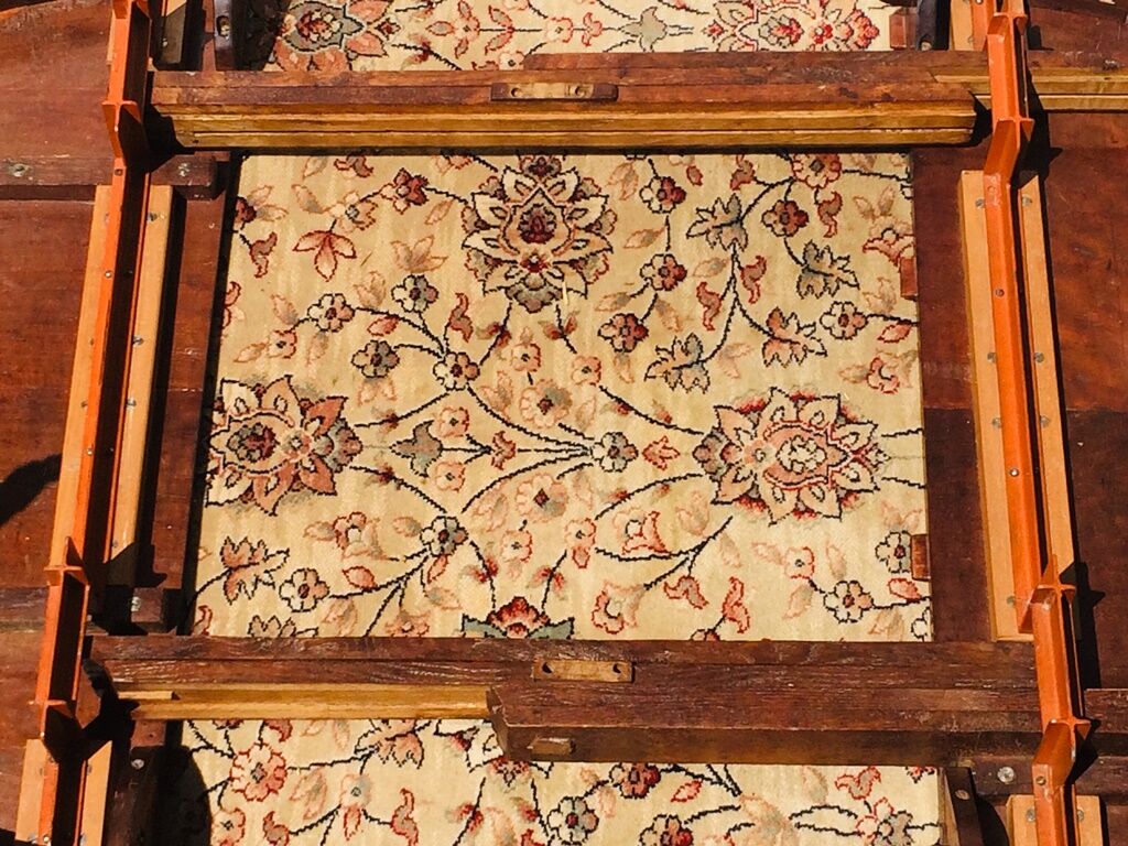 19th expandable empire table 4/6 p