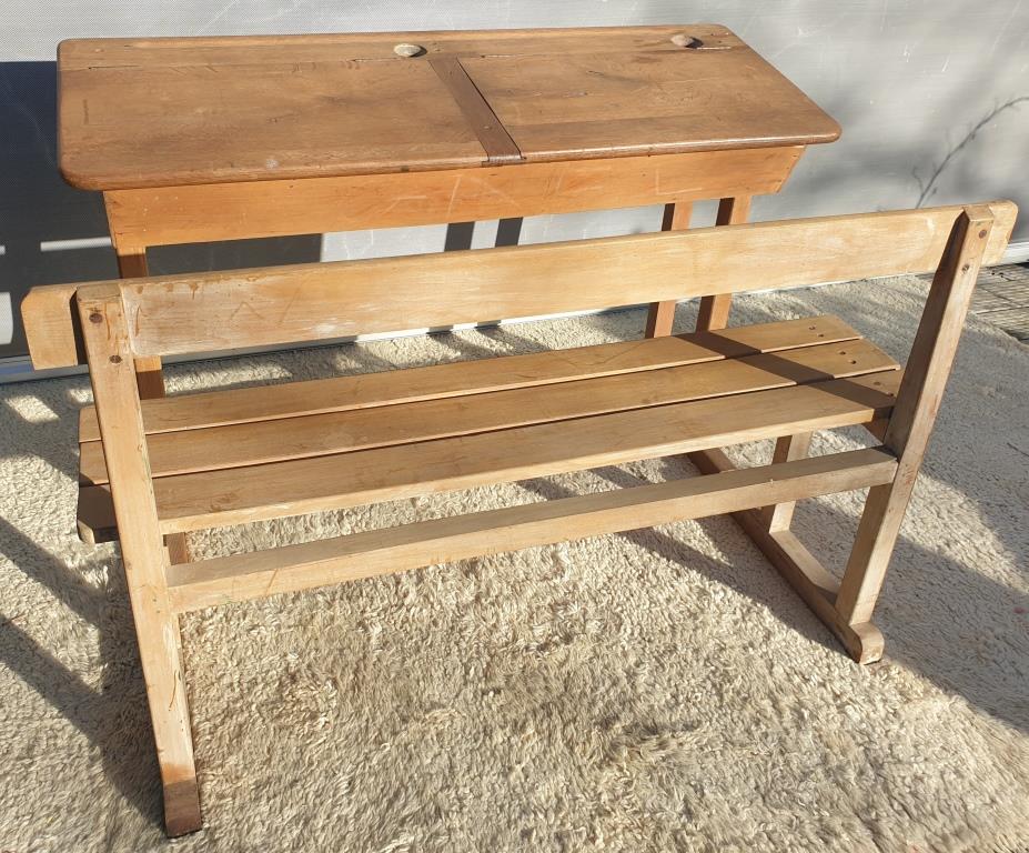 Bureau d'écolier pupitre double et son banc graffitis
