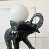 Lampe en forme d’éléphant et globe en opaline, 60-70