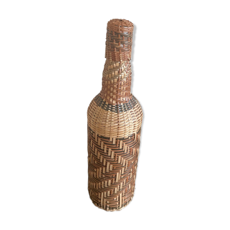Bouteille en osier tressé